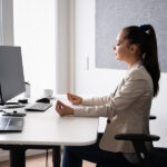 Yoga auf dem Stuhl im Büro